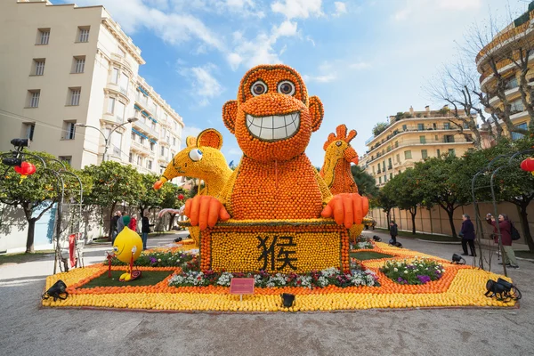 MENTON, FRANCIA - 20 DE FEBRERO: Mono, ratón y gallo de horóscopo chino hecho de naranjas y limones en el Festival del Limón (Fete du Citron) en el Riviera.El tema para 2015 fue "Tribulaciones de un limón en China". Menton, Francia - 20 de febrero de 2015 —  Fotos de Stock