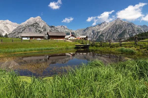 Bir göl ön planda ile dağ manzarası ile. Avusturya, Tirol, Walderalm. — Stok fotoğraf