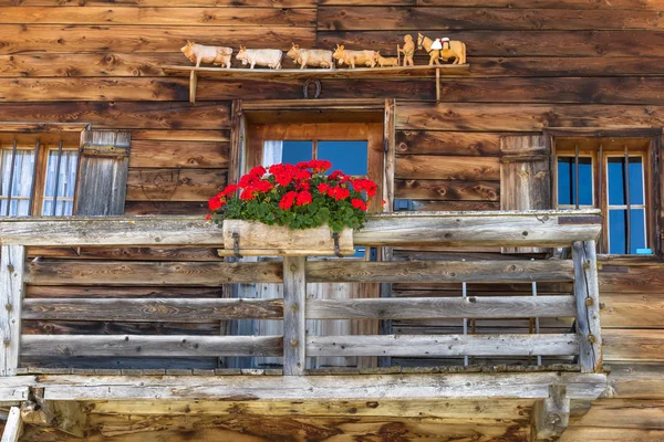 Rustieke muur en venster in een alpenhut — Stockfoto