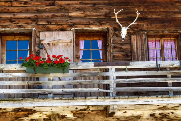 Rustic old Alpine hut, architecture details — Stock Photo, Image