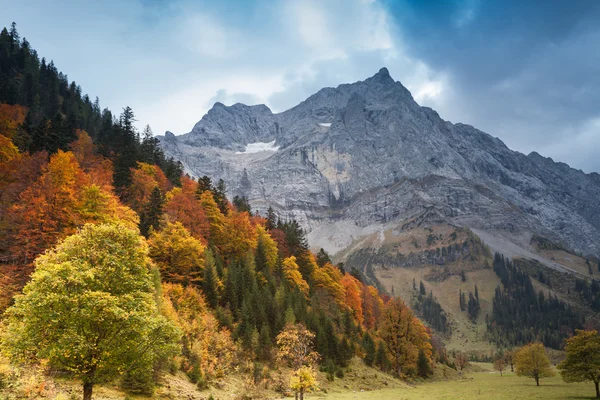 Alpok őszi hegyi táj, sötét kék ég. Ausztria Tirol. — Stock Fotó