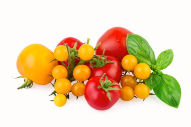 Kırmızı ve sarı domates fesleğen yaprağı üzerinde beyaz izole