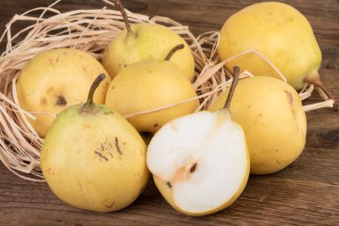 Pears fruit straw nest