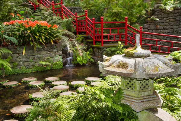 Decoración de estanque y jardín en estilo oriental. Monte Palace Tropical Garden. Funchal, Portugal —  Fotos de Stock