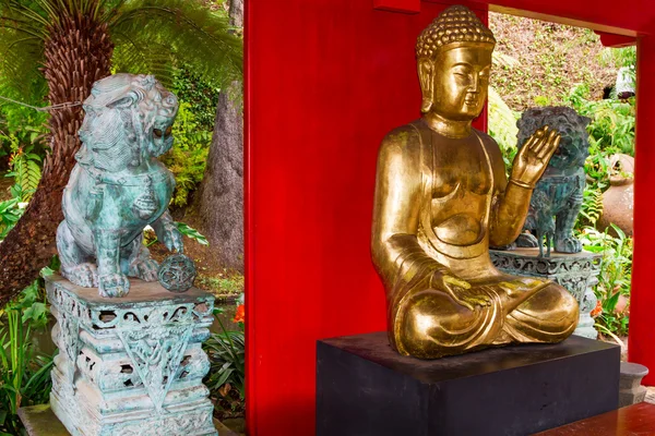 Buddhistische Skulpturen im tropischen Garten des Monte Palace. Funchal, Madeira, Portugiesisch — Stockfoto