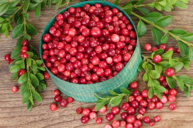 lingonberries ahşap, en iyi görünümü üzerinde yeşil sepet içinde