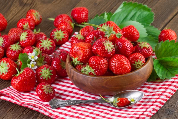 Frische Erdbeere auf rot karierter Tischdecke — Stockfoto