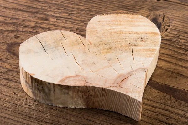 Inima de lemn în apropiere — Fotografie, imagine de stoc