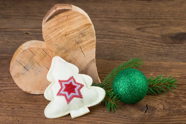 Decoração de Natal com coração de madeira na vida morta rústica — Fotografia de Stock