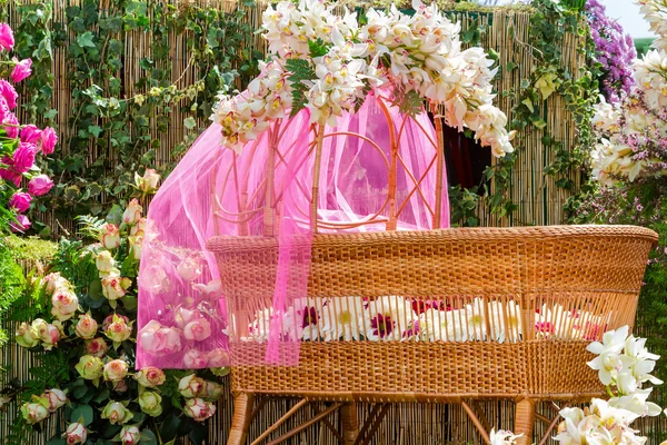 用鲜花装饰在马德拉花节婴儿推车. — 图库照片