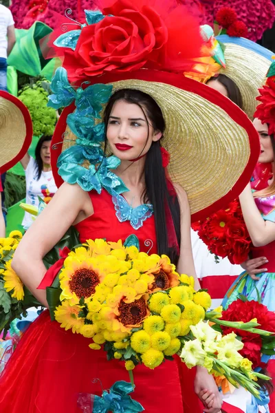 Mooie jonge vrouw in de Madeira bloem Festival 2015 — Stockfoto