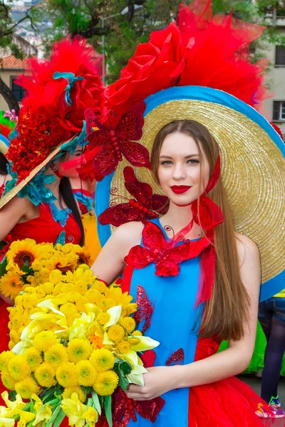 마데이라 꽃 축제 2015 년에 아름 다운 젊은 여자 — 스톡 사진