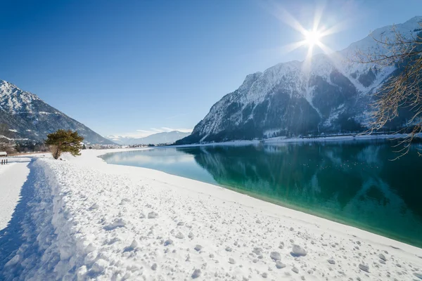 Winterlandschap met mooie bergmeer in de Alpen — Stockfoto