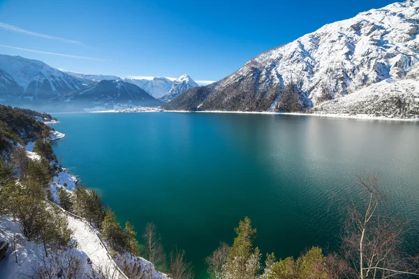 Śnieg sielankowy krajobraz z góry jezioro w Alpach — Zdjęcie stockowe