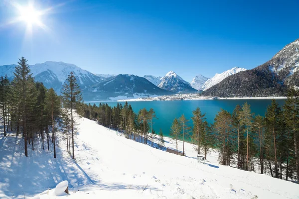 Zimowy pejzaż z góry jezioro w Alpach. — Zdjęcie stockowe