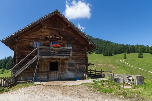 Eski alpine hut ile kırsal manzara — Stok fotoğraf