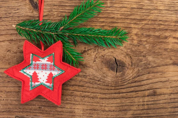 Juldekoration med fir gren över gamla trä bakgrund — Stockfoto