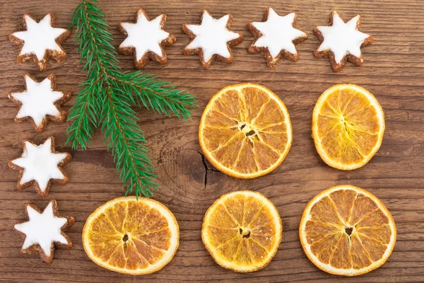 Galletas de Navidad y rebanadas de naranja — Foto de Stock