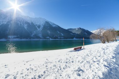 Güneşli bir günde Alpleri'nde pastoral kış manzarası.