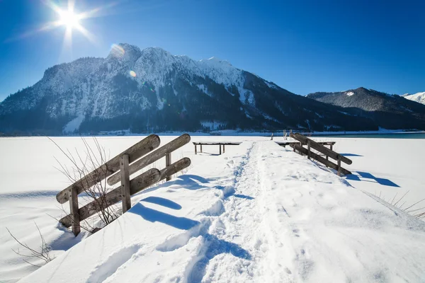 雪で覆われた木製の階段のある山冬景色 — ストック写真