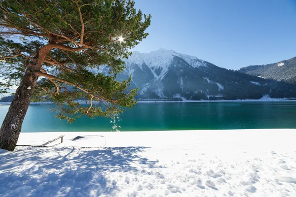 Idylické horské jezero zimní krajina. — Stock fotografie