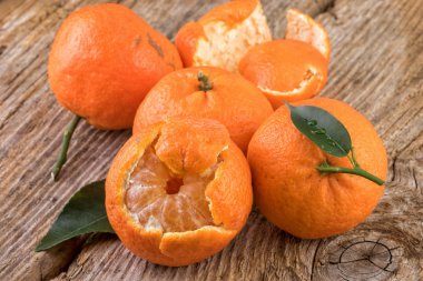 Mandalina mandalina meyve eski ahşap üzerine