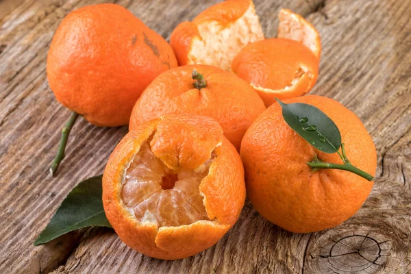 Tangerinas Mandarinas Frutas em Madeira Velha — Fotografia de Stock