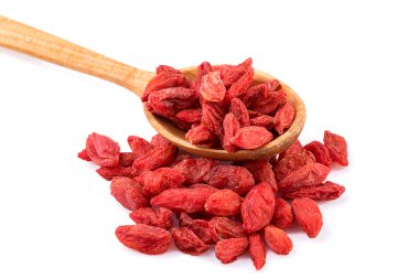 Goji meyveleri beyaz üzerinde
