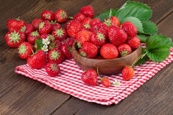 Erdbeeren auf rotkarierter Serviette — Stockfoto