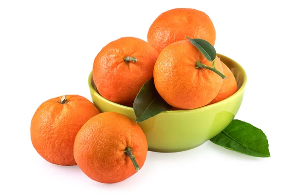Tazón verde de mandarinas aislado en blanco —  Fotos de Stock