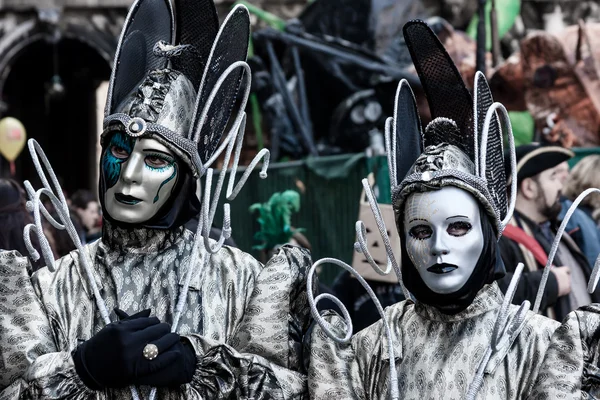 Hermosas máscaras de fantasía en el Carnaval de Venecia —  Fotos de Stock