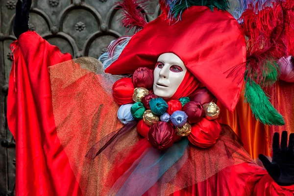 Mask i vacker röd kostym på karneval i Venedig — Stockfoto