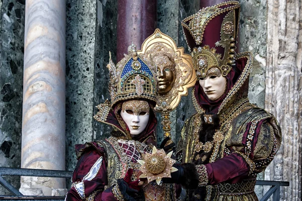 Pár s krásné karnevalové masky na karneval v Benátkách — Stock fotografie