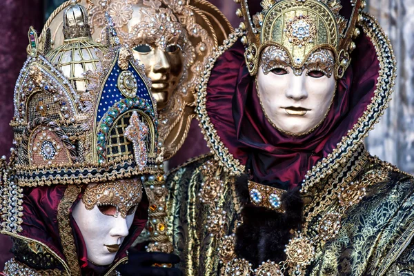 Maskers in prachtige kostuums op carnaval in Venetië, Italië — Stockfoto
