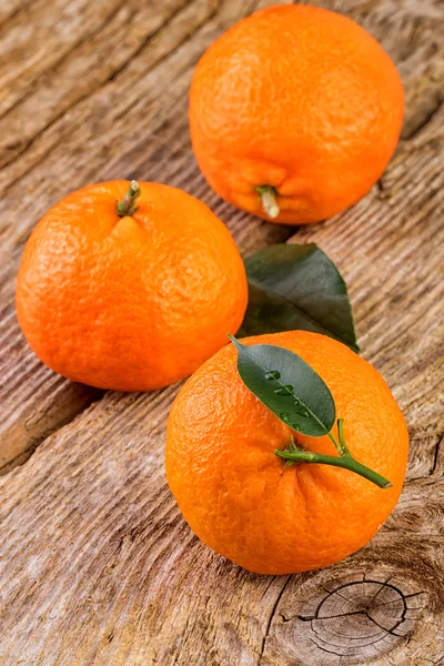 Eski ahşap üzerine mandalina meyve — Stok fotoğraf