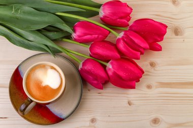 kahve ile kırmızı lale