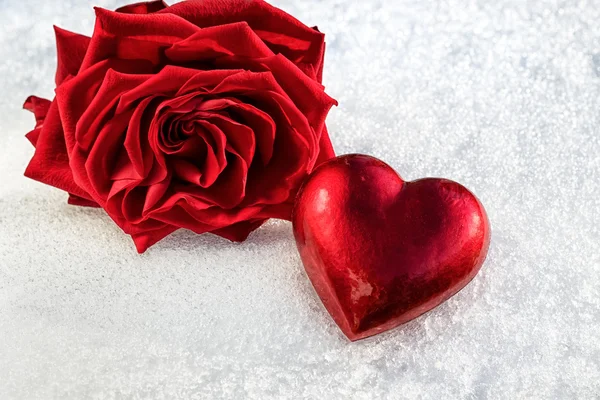 Red Rose and Heart on ice wet snow, selective focus — Stock Photo, Image