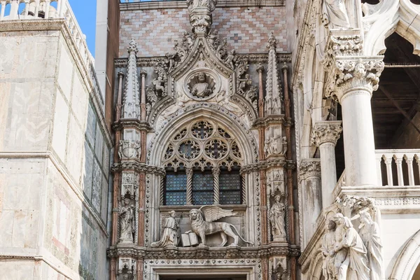 Detalles de la arquitectura del Palacio Ducal, Venecia, Italia — Foto de Stock