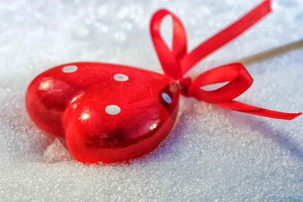 Red Heart on Ice Wet Snow Melts, selective focus, outdoors image — Stock Photo, Image