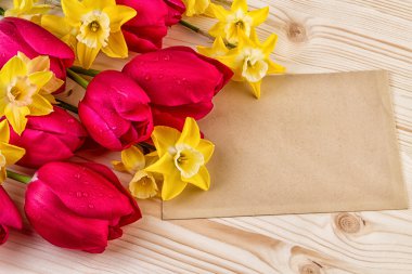 Kırmızı Sarı bahar çiçekleri Paskalya ya da anneler günü