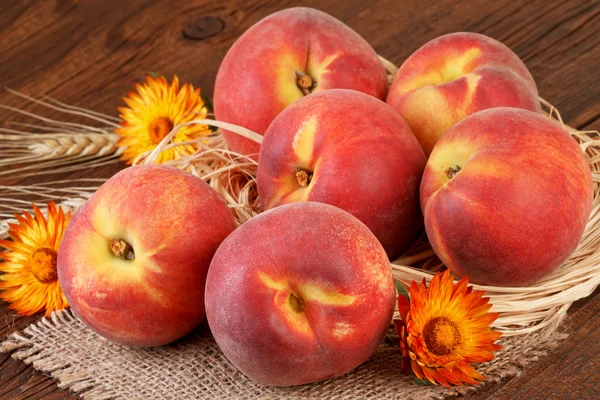 Melocotón frutas naturaleza muerta decoración en tablero de madera vieja — Foto de Stock