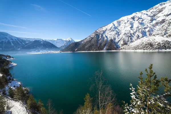 Górskie jezioro krajobraz w Alpy, jezioro Achen, Austria, Tirol — Zdjęcie stockowe