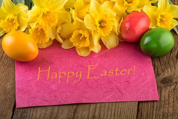 Osterkarte gelbe Narzissenblüten mit Text frohe Ostern — Stockfoto