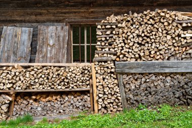 Alp bir kulübede yığılmış yakacak odun