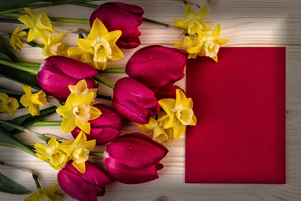 Rode gele bloemen met papier vel Vintage stijl vignet — Stockfoto