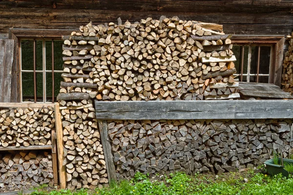 Brandhout gestapeld in een berghut — Stockfoto