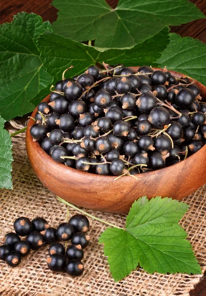 Смородина чорна ягоди на сільському стилі тла — стокове фото