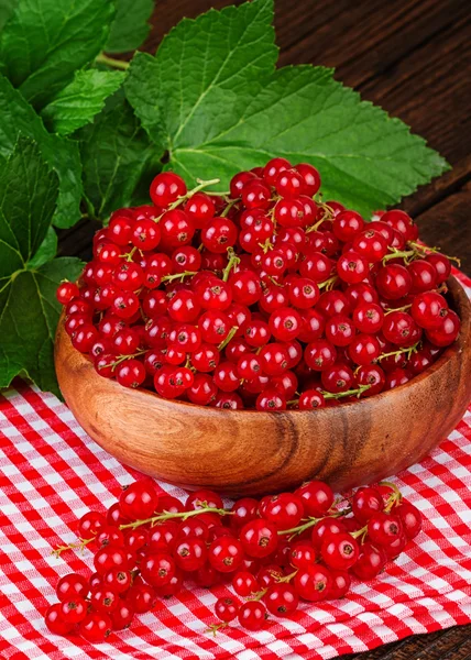 Bayas de grosella roja Fondo rústico — Foto de Stock