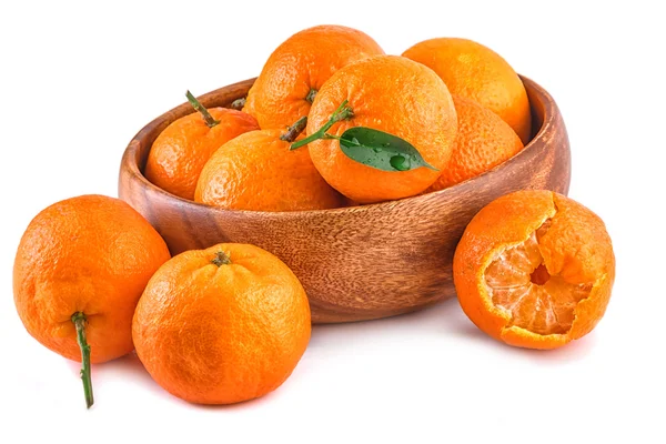 Tigela de madeira de frutas de tangerinas — Fotografia de Stock