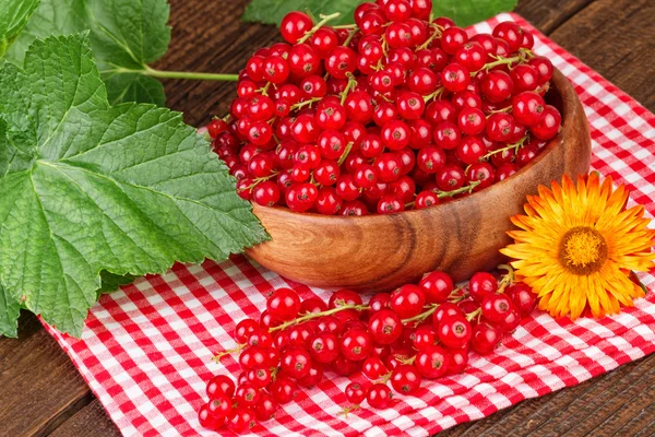 Currant berries in wooden bowl — Stock Photo, Image